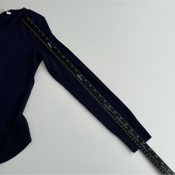 Gap Women's Ruffle Hem Sweater Sz XS Navy Classic Crewneck Feminine Romantic - Picture 6 of 8